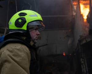 Росіяни вдарили по Чернігову: на підприємстві виникла пожежа