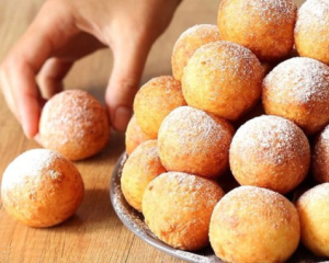 Сырные шарики с аппетитной корочкой: сохраняйте быстрый рецепт утреннего перекуса