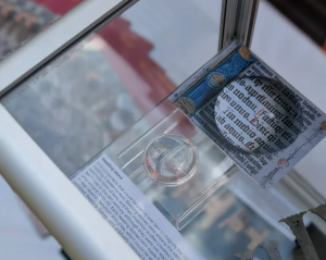 Археологи в Оксфорде нашли уникальный средневековый камень для чтения