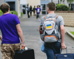 Утечка мужчин из Украины бьет по фронту: без них некому будет воевать - Telegraph