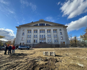 На костях погибших: оккупанты готовят открытие драмтеатра в Мариуполе