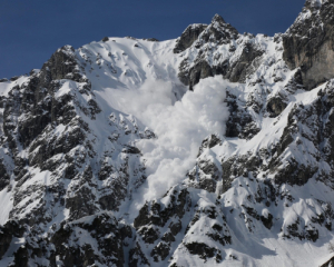 Лавина накрила дві групи туристів