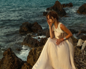 Катерина Кухар влаштувала атмосферну фотосесію на кам&#039;янистому узбережжі