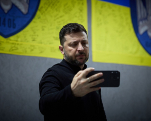 Зеленский после поездки на передовую заявил об увеличении производства дронов