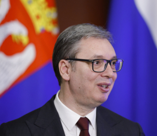 Продати зброю Україні, ліквідувати опозицію, уникнути війни. Що приховує політичний кульбіт президента Сербії?