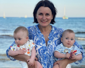 Зірка "МастерШеф" Ліза Глінська порівняла, як змінилися її доньки-двійнята за рік