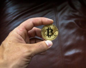 Биткойн снова упал: криптовалюта впервые с июня опустилась ниже отметки в $100 тыс.