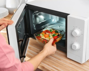 Стають токсичними або вибухають: що категорично не можна розігрівати у мікрохвильовці