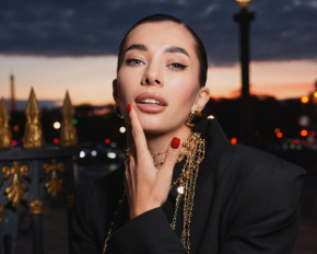 Анна Неплях устроила соблазнительную фотосессию на улицах Парижа