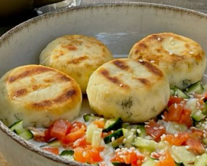 Незвичні сирники на сніданок: готуємо поживну ранкову страву, яку рідні попросять ще