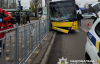 У Києві автобус в'їхав в електроопору: дев'ятеро людей дістали травми