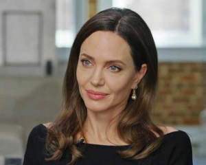 Джолі перетнула кордон пішки, українська влада нічого не знала про її візит - Politico