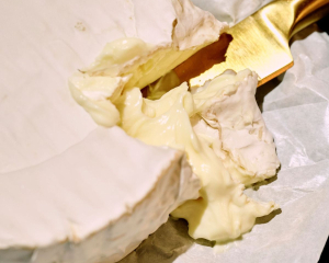 Який сир не радять їсти під час схуднення: відповідь дієтолога