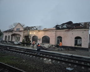 РФ атаковала ж/д станцию: отменили ряд рейсов, движение поездов ограничено