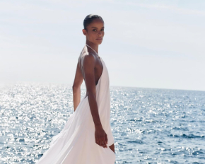 27-летняя избранница Венсана Касселя устроила нежную фотосессию на берегу моря