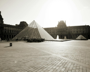 Лувр здійснював багатомільйонні закупівлі, але економив на безпеці та технічних системах - Рахункова палата Франції