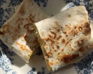 Що приготувати на сніданок з яєць: записуйте рецепт лаваша з чотирма видами сиру