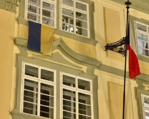 В парламенте Чехии развернулся политический скандал из-за украинского флага