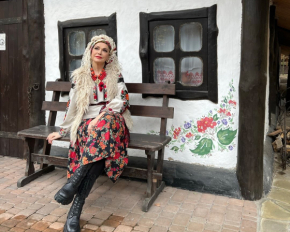 Ольга Сумська зачарувала традиційним українським образом біля хати