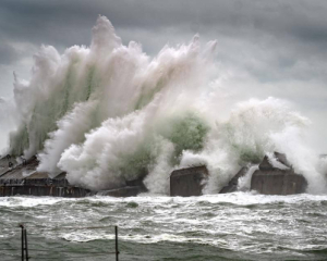 Разрушительный тайфун Kalmaegi накрыл две страны: около 200 погибших