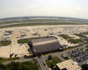 Из-за белого порошка в пакете эвакуировали базу, где стоит самолет Трампа