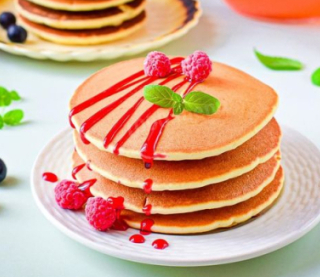 Сніданок вихідного дня: зберігайте простий рецепт рисових панкейків