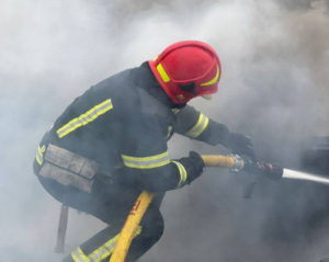 Российские дроны бьют по мирным: в Днепре разрушен дом, ранены дети