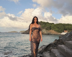 45-летняя Ким Кардашьян в прозрачном платье устроила фотосессию на пляже