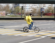 У Вінниці збили кур'єра на велосипеді, момент потрапив на відео