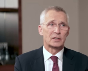 &quot;Когда я не согласна, я не согласна&quot;: Столтенберг в мемуарах вспомнил обиды Меркель из-за американцев