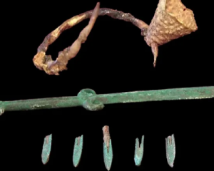 В степях Казахстана обнаружили древний курган с мечом-акинаком