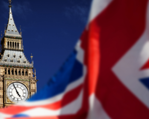 Великобритания приостановила обмен разведданными с США - CNN