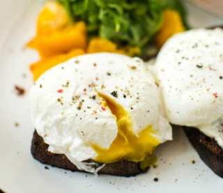 Як приготувати яйце пашот: найточніший спосіб, яким користуються світові шеф-кухарі