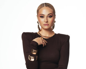 Шоколадна сукня і золоті прикраси: Анастасія Цимбалару влаштувала ефектну зйомку в стильному образі