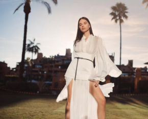 Дружина Усика вразила стильним образом на тлі середземноморської природи