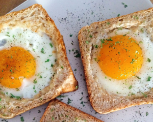 Французький сніданок удома: як за 5 хвилин приготувати ароматну яєчню у хрусткому хлібі
