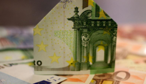 Курс євро стрімко рвонув угору, що з доларом