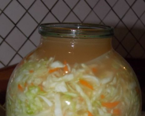 Еліксир молодості для жінок 35+: чим корисний сік квашеної капусти