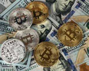 Криптовалюти стрімко дешевшають: біткоїн упав нижче $97 тис.