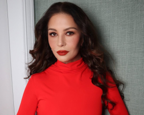 56-річна Кетрін Зета-Джонс у незвичному для себе образі приїхала на вечірку в Нью-Йорку