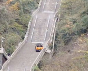 В Chery пытались повторить рекламу Land Rover с подъемом на гору Тяньмэнь и опозорились