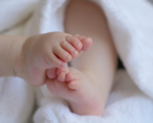 Зеленський підписав закон щодо підвищення виплат при народженні та на дітей