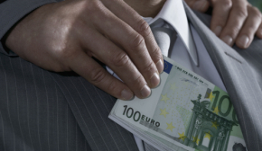 В України закінчуються гроші, а топчиновників викривають на корупції - про що пишуть іноземні медіа