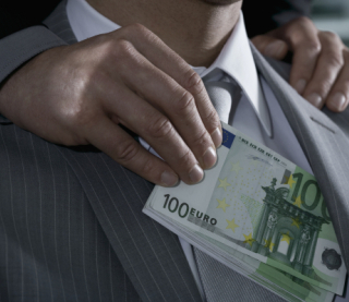 В України закінчуються гроші, а топчиновників викривають на корупції - про що пишуть іноземні медіа