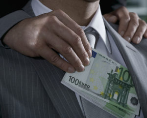 В України закінчуються гроші, а топчиновників викривають на корупції - про що пишуть іноземні медіа