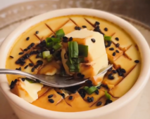 Как приготовить воздушный и нежный омлет: рецепт, который займет 10 мин.