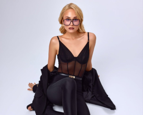 Анастасия Цимбалару устроила студийную съемку в образе соблазнительной учительницы