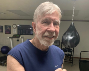 85-річний Чак Норріс вразив підтягнутим тілом у спортзалі