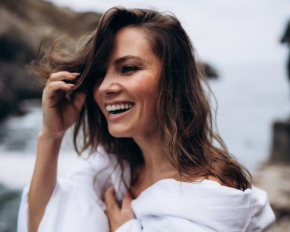 Антонина Хижняк в прозрачном лифе и одеяле устроила нежную съемку на берегу моря