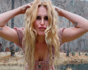 37-летняя дочь Деми Мур и Брюса Уиллиса устроила эмоциональную фотосессию на природе